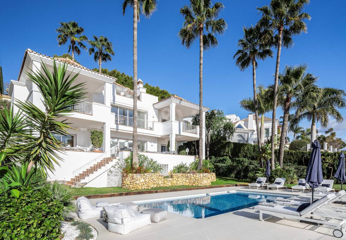 Elegant Villa with Panoramic Sea Views in Río Real