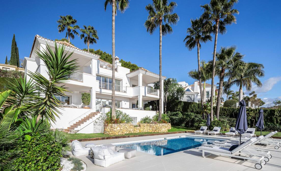 Elegant Villa with Panoramic Sea Views in Río Real