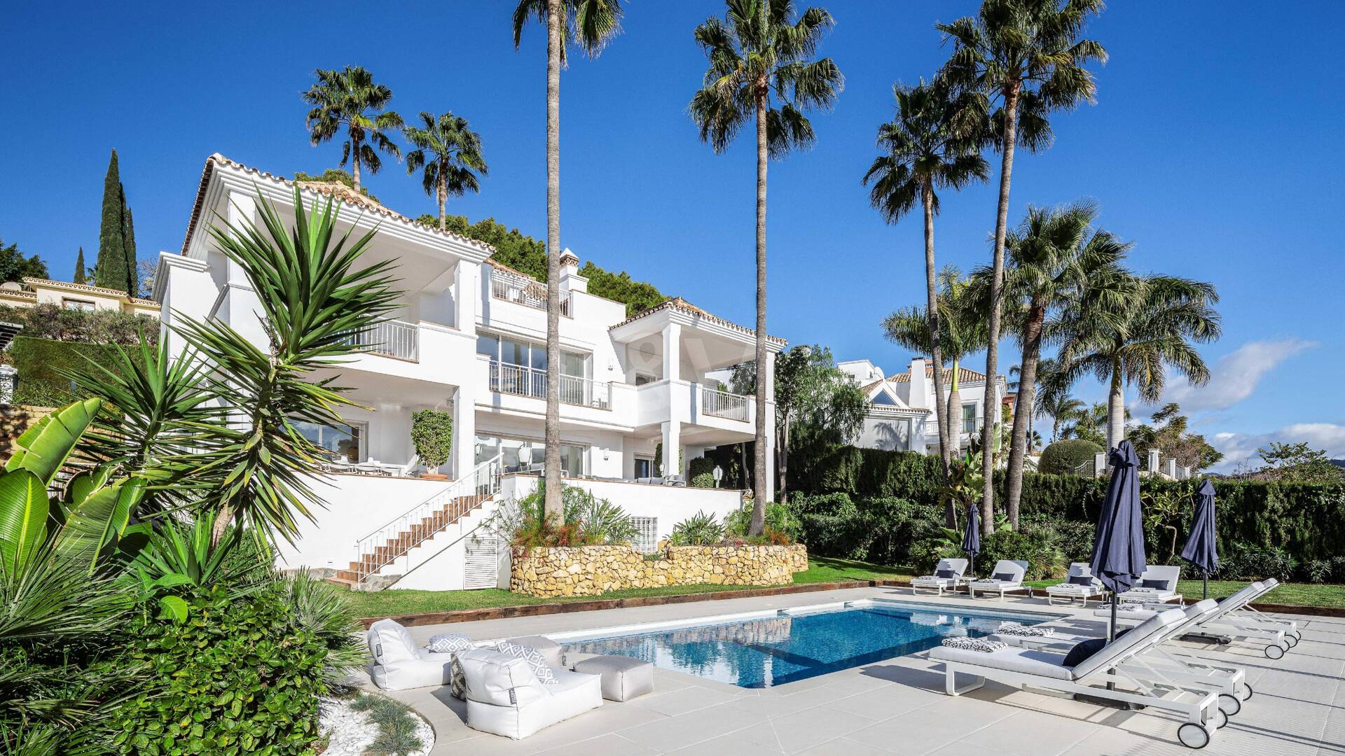 Elegant Villa with Panoramic Sea Views in Río Real