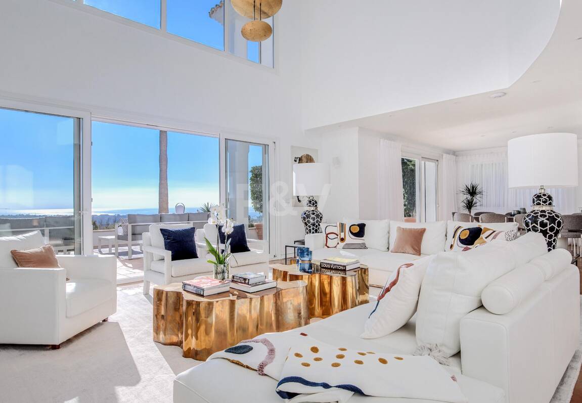 Elegant Villa with Panoramic Sea Views in Río Real