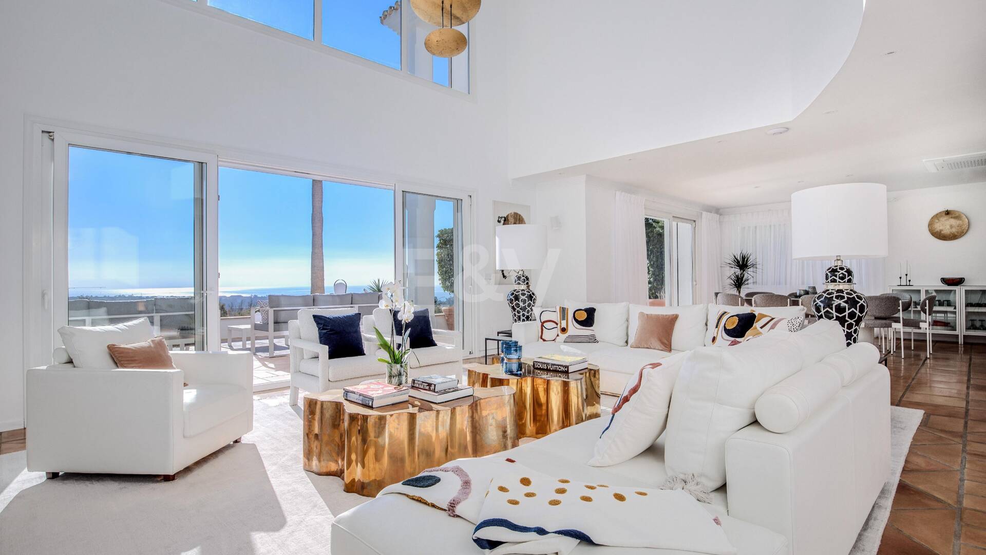 Elegant Villa with Panoramic Sea Views in Río Real