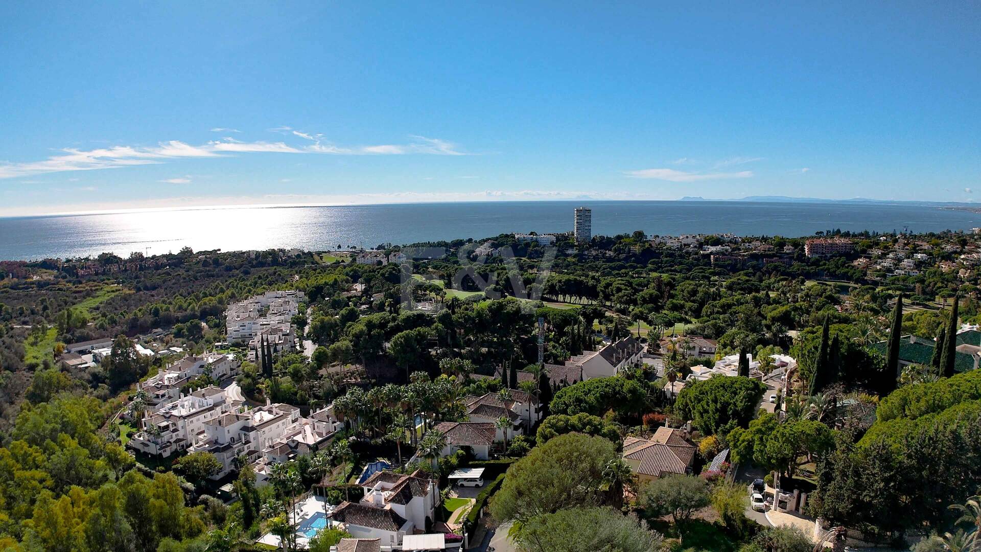 Elegant Villa with Panoramic Sea Views in Río Real