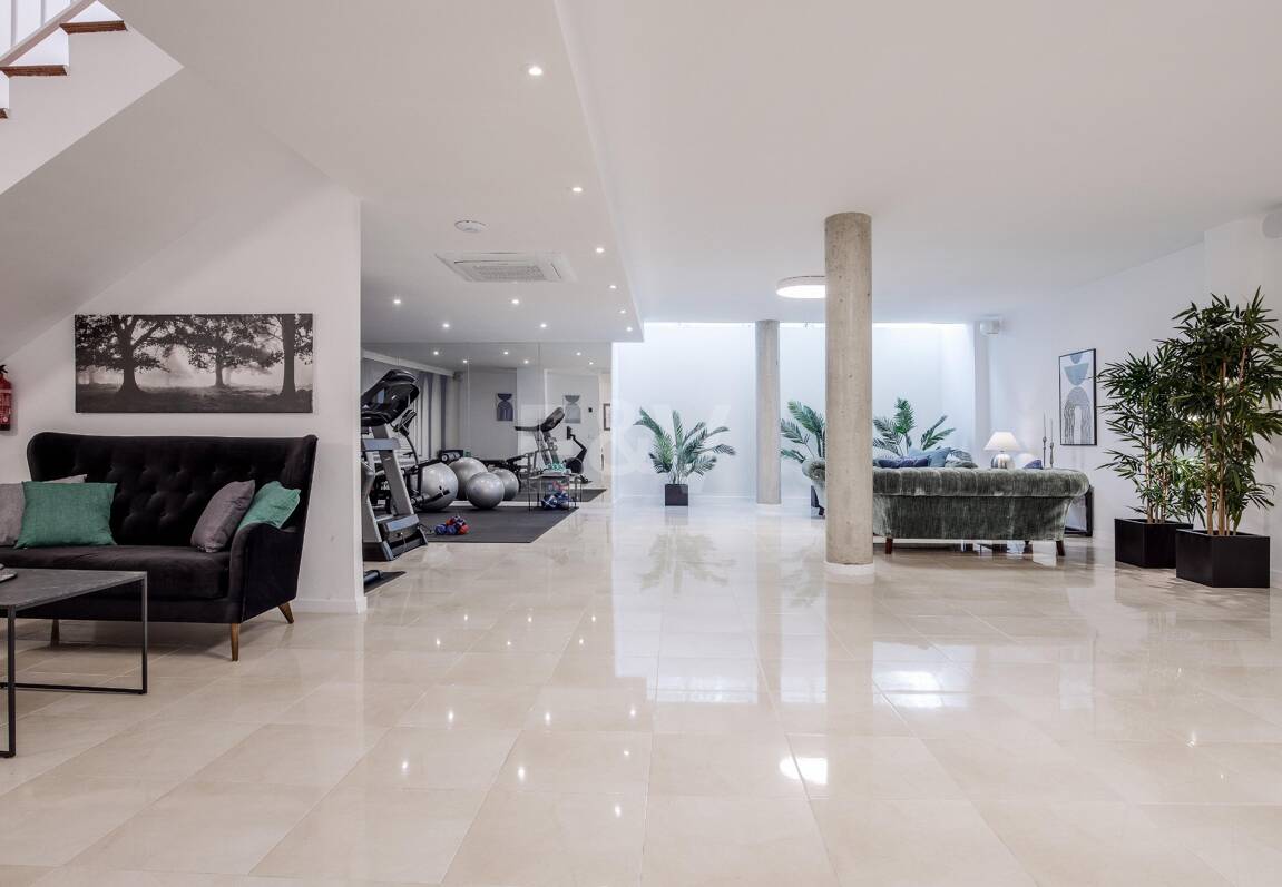 Elegant Villa with Panoramic Sea Views in Río Real