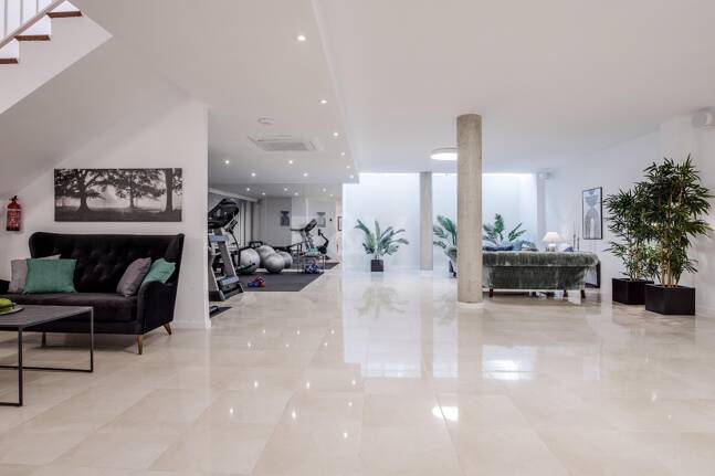 Elegant Villa with Panoramic Sea Views in Río Real