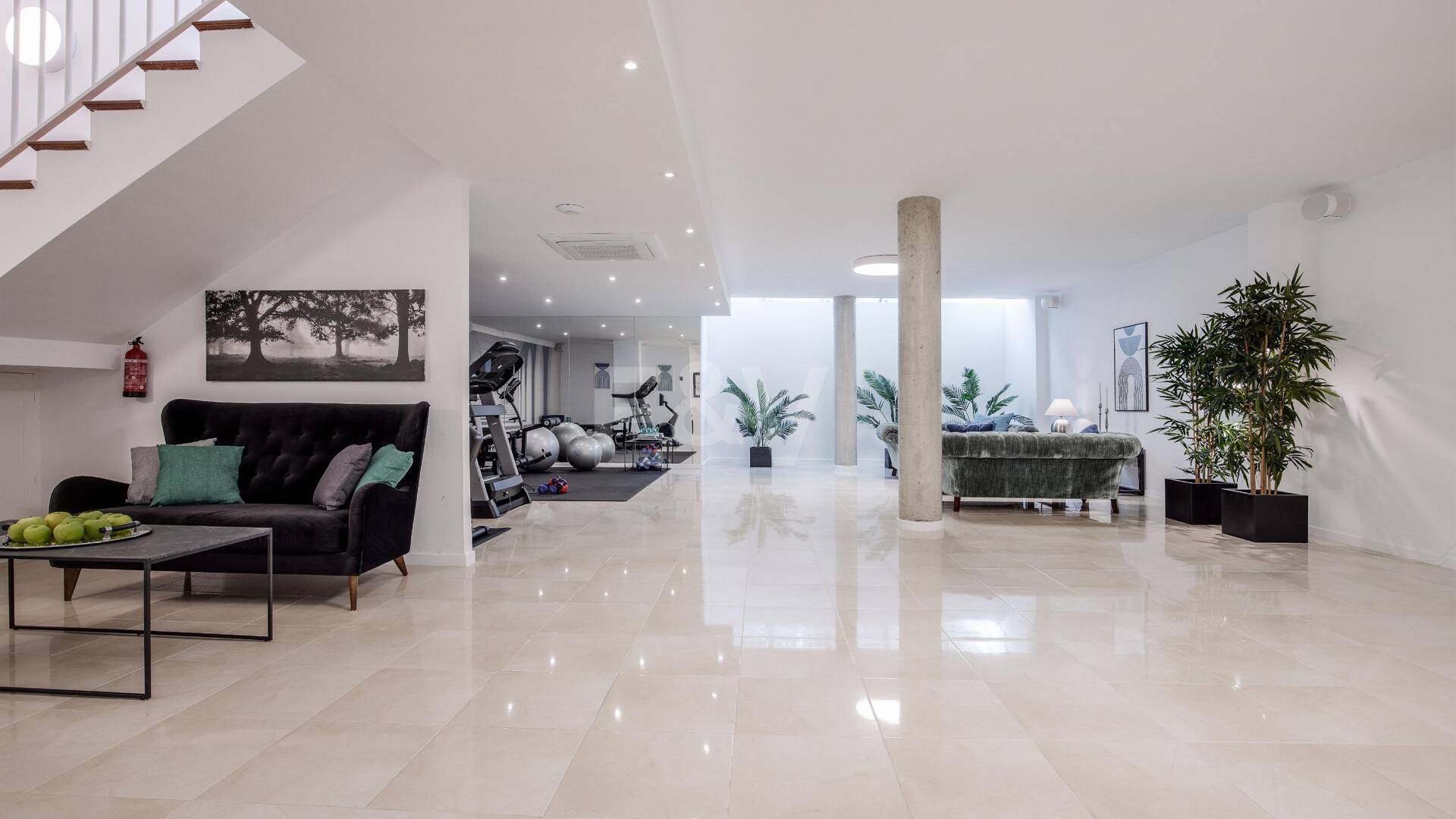 Elegant Villa with Panoramic Sea Views in Río Real