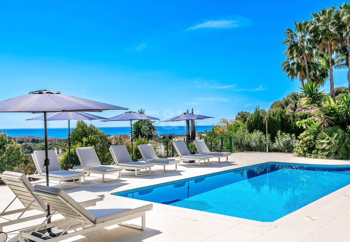 Elegant Villa with Panoramic Sea Views in Río Real