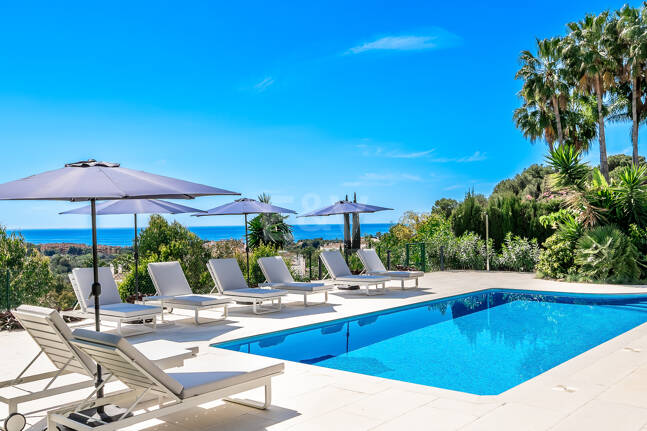 Elegant Villa with Panoramic Sea Views in Río Real