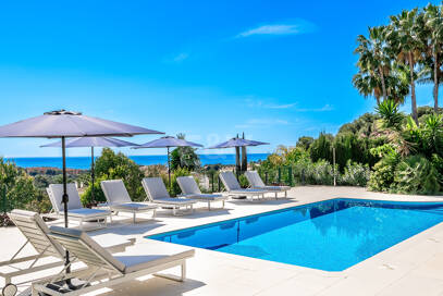Elegant Villa with Panoramic Sea Views in Río Real