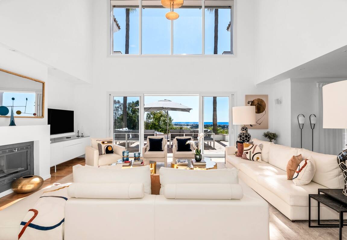 Elegant Villa with Panoramic Sea Views in Río Real