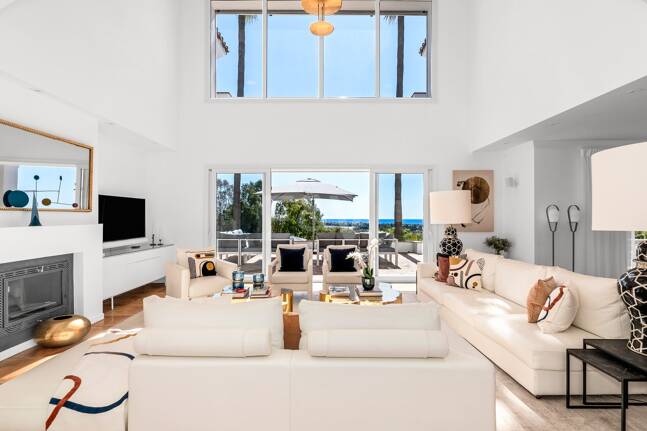 Elegant Villa with Panoramic Sea Views in Río Real