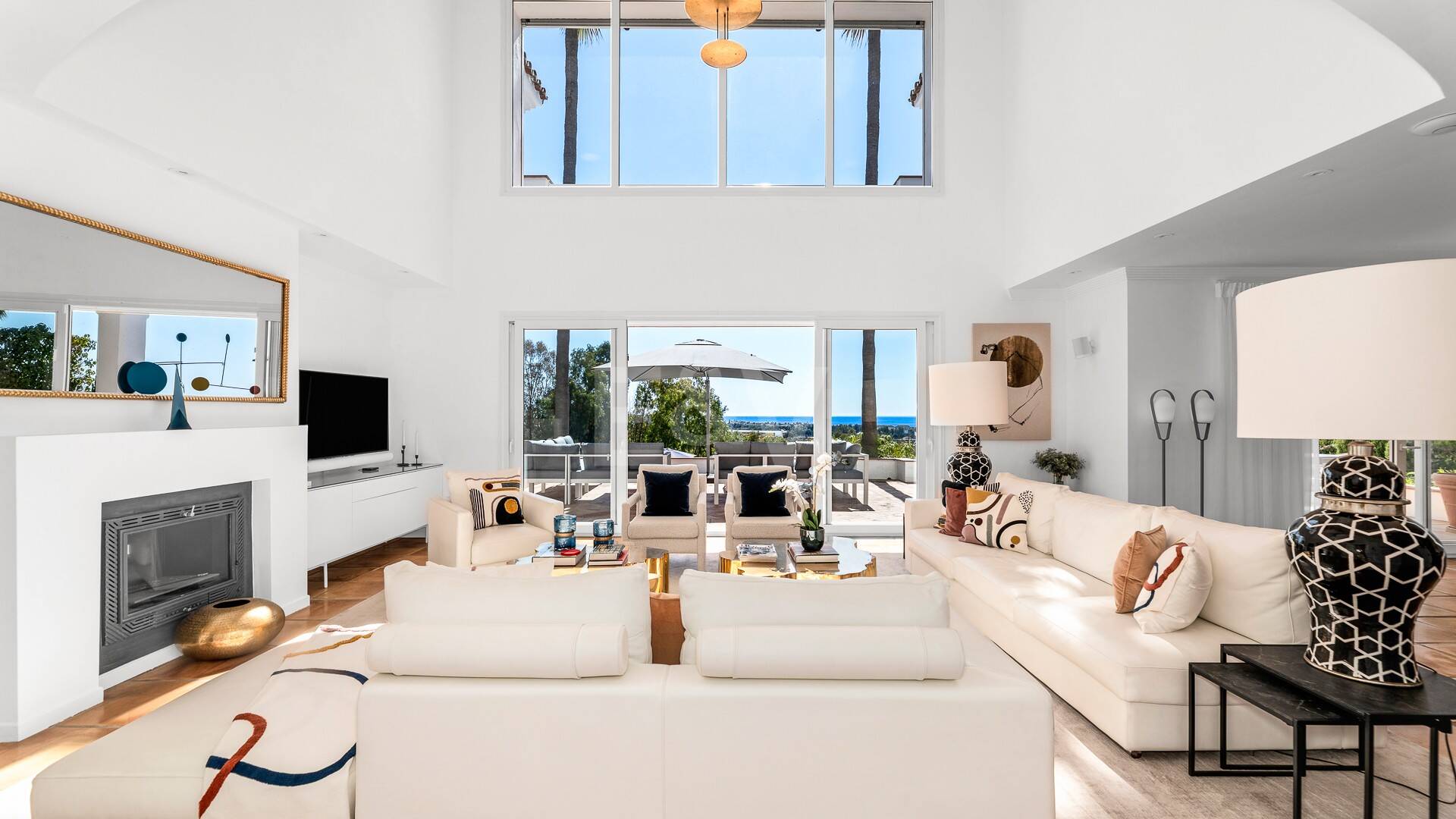 Elegant Villa with Panoramic Sea Views in Río Real