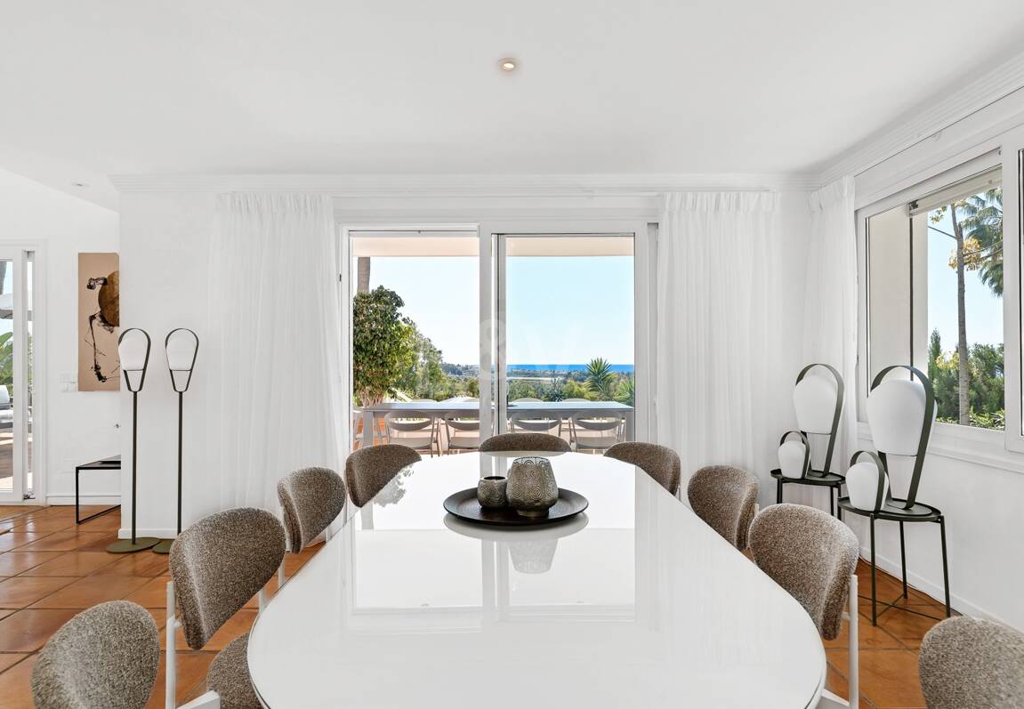 Elegant Villa with Panoramic Sea Views in Río Real