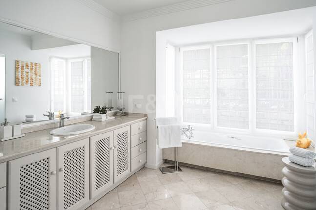 Elegant Villa with Panoramic Sea Views in Río Real