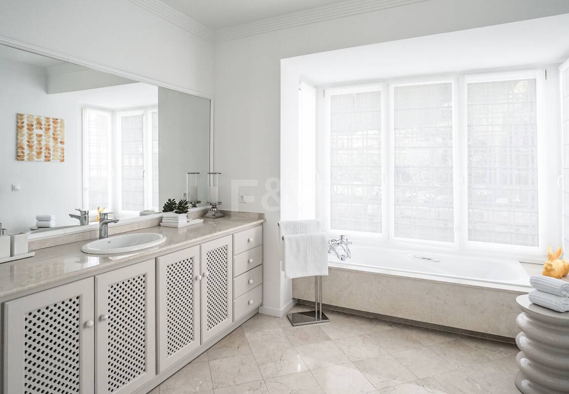 Elegant Villa with Panoramic Sea Views in Río Real