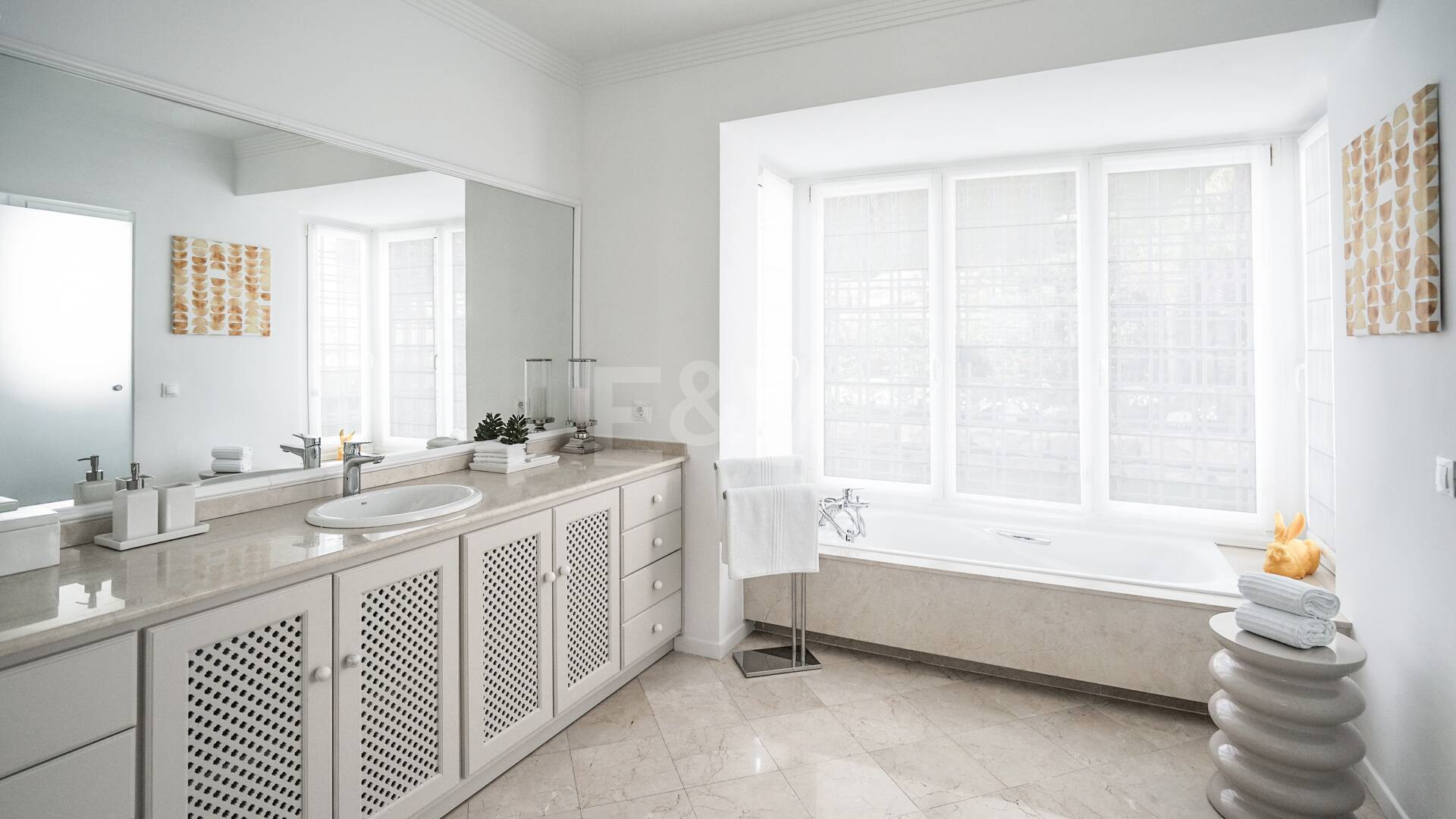 Elegant Villa with Panoramic Sea Views in Río Real