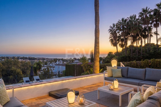 Elegant Villa with Panoramic Sea Views in Río Real