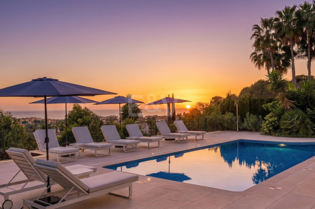 Elegant Villa with Panoramic Sea Views in Río Real