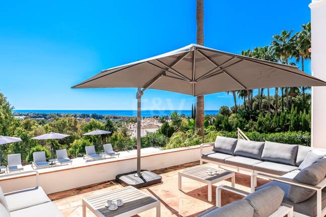 Elegant Villa with Panoramic Sea Views in Río Real