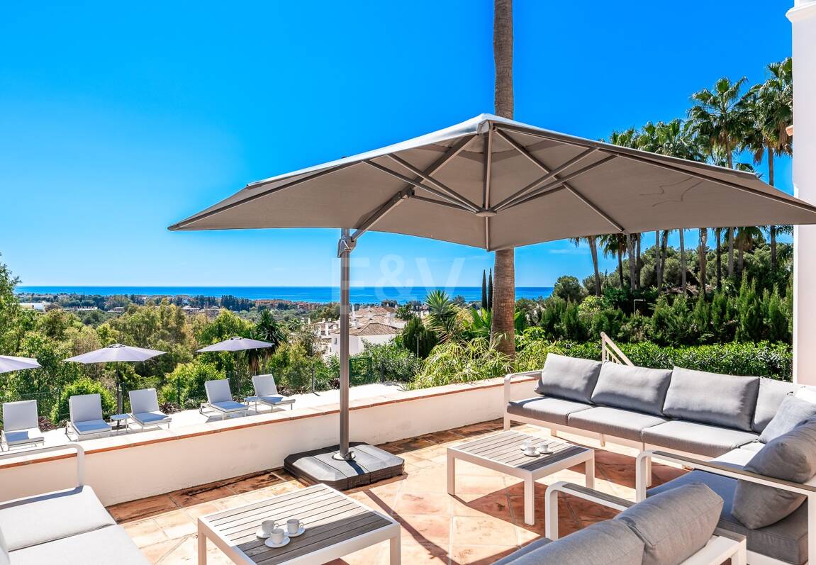 Elegant Villa with Panoramic Sea Views in Río Real