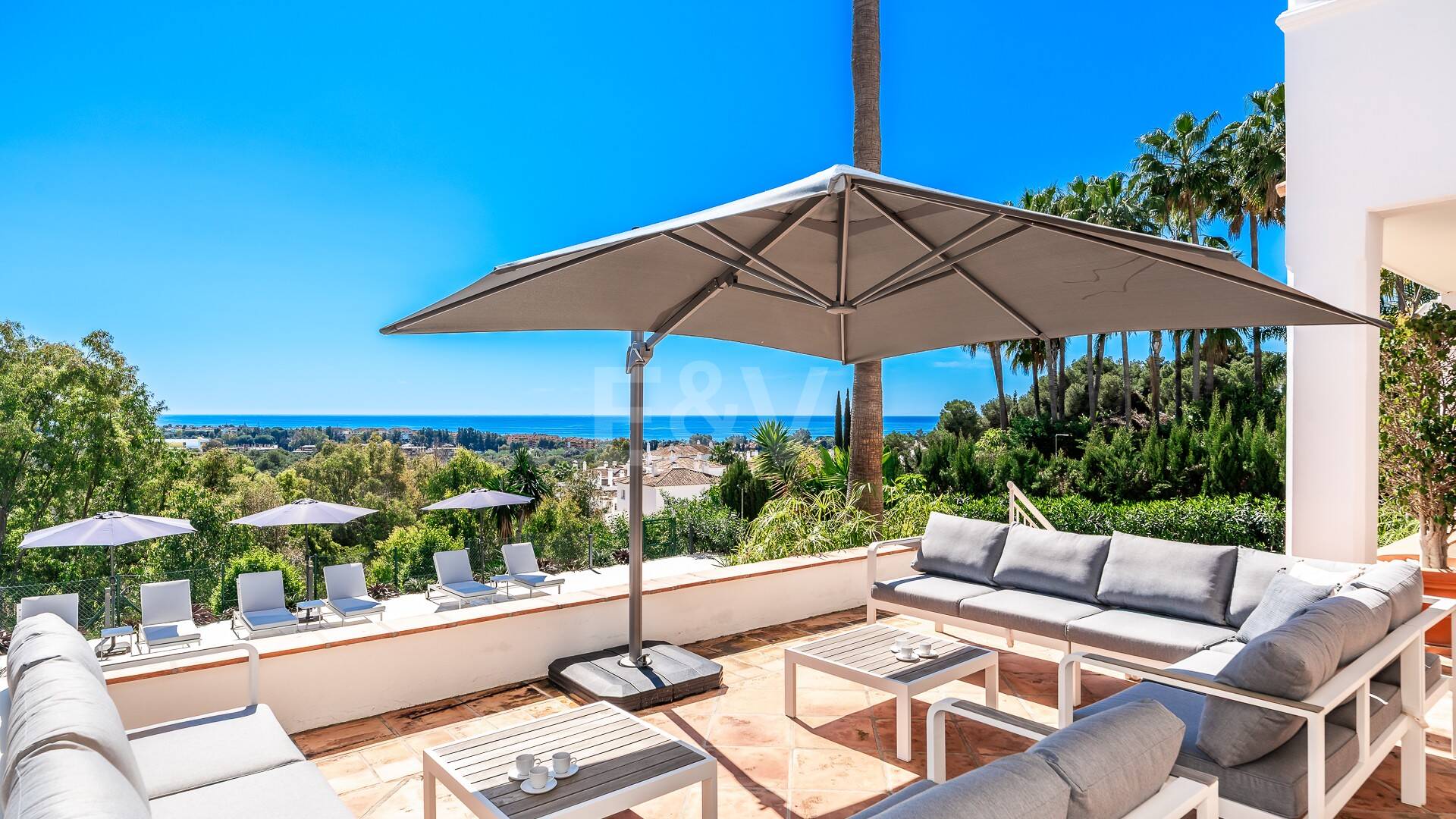 Elegant Villa with Panoramic Sea Views in Río Real