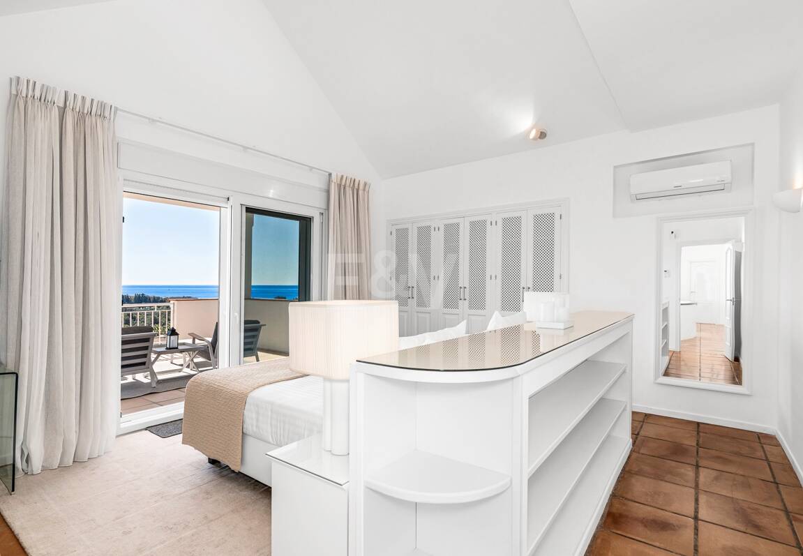 Elegant Villa with Panoramic Sea Views in Río Real