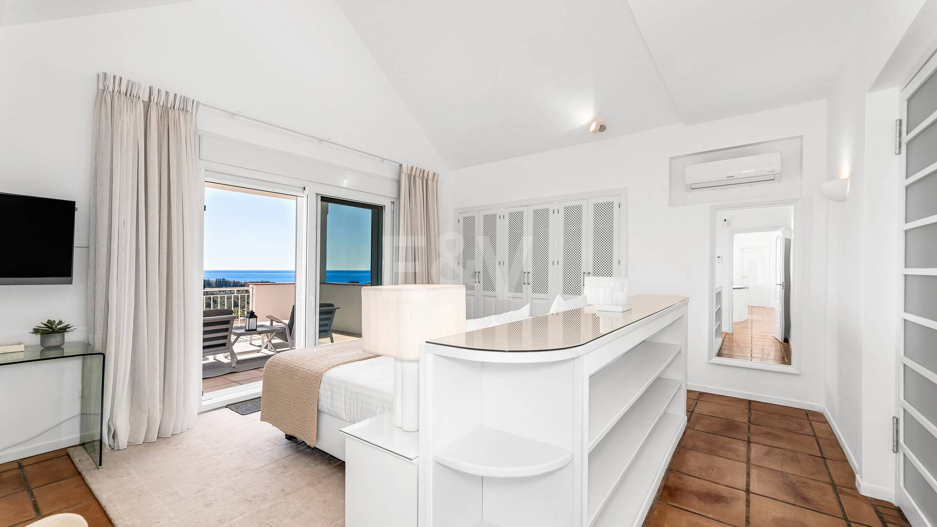 Elegant Villa with Panoramic Sea Views in Río Real