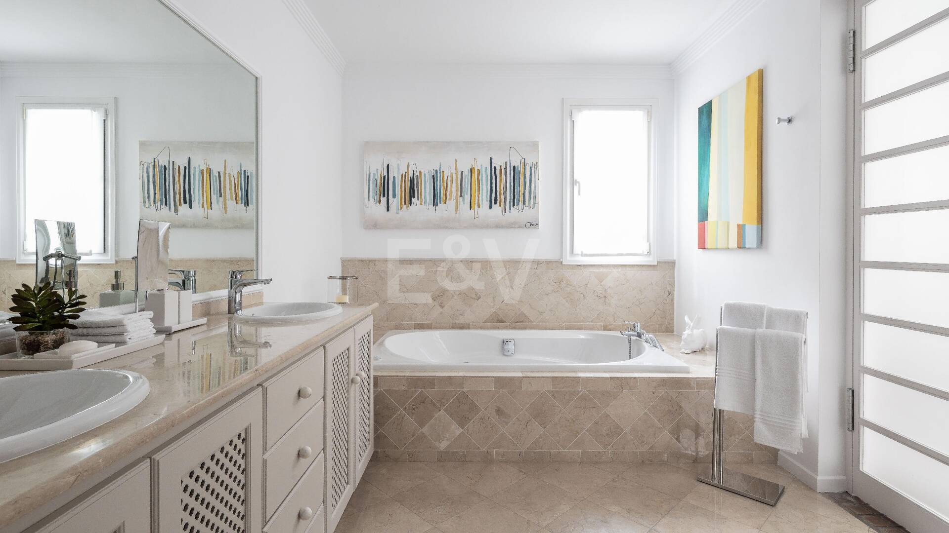 Elegant Villa with Panoramic Sea Views in Río Real