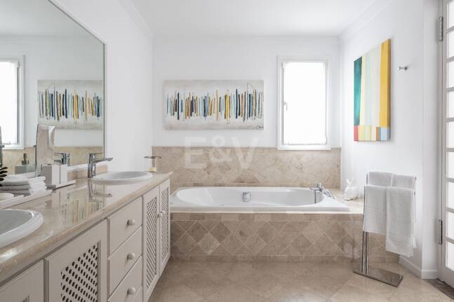 Elegant Villa with Panoramic Sea Views in Río Real