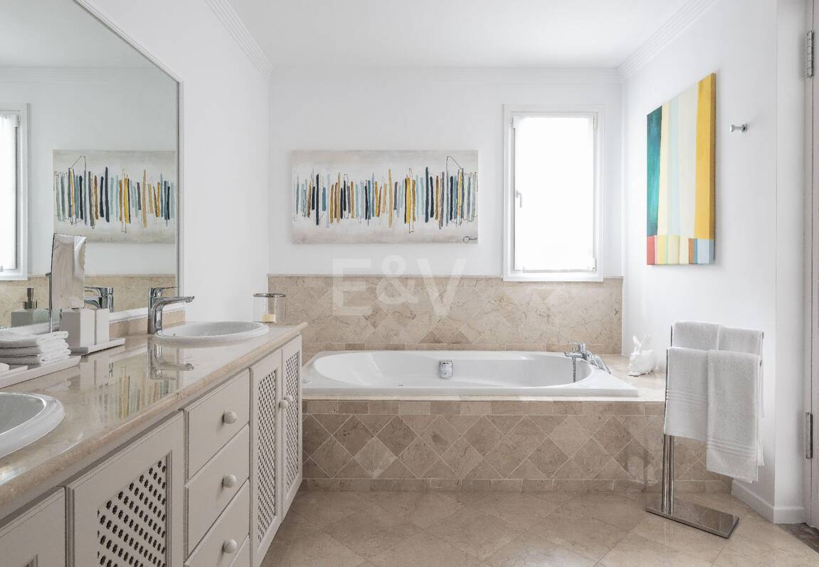 Elegant Villa with Panoramic Sea Views in Río Real