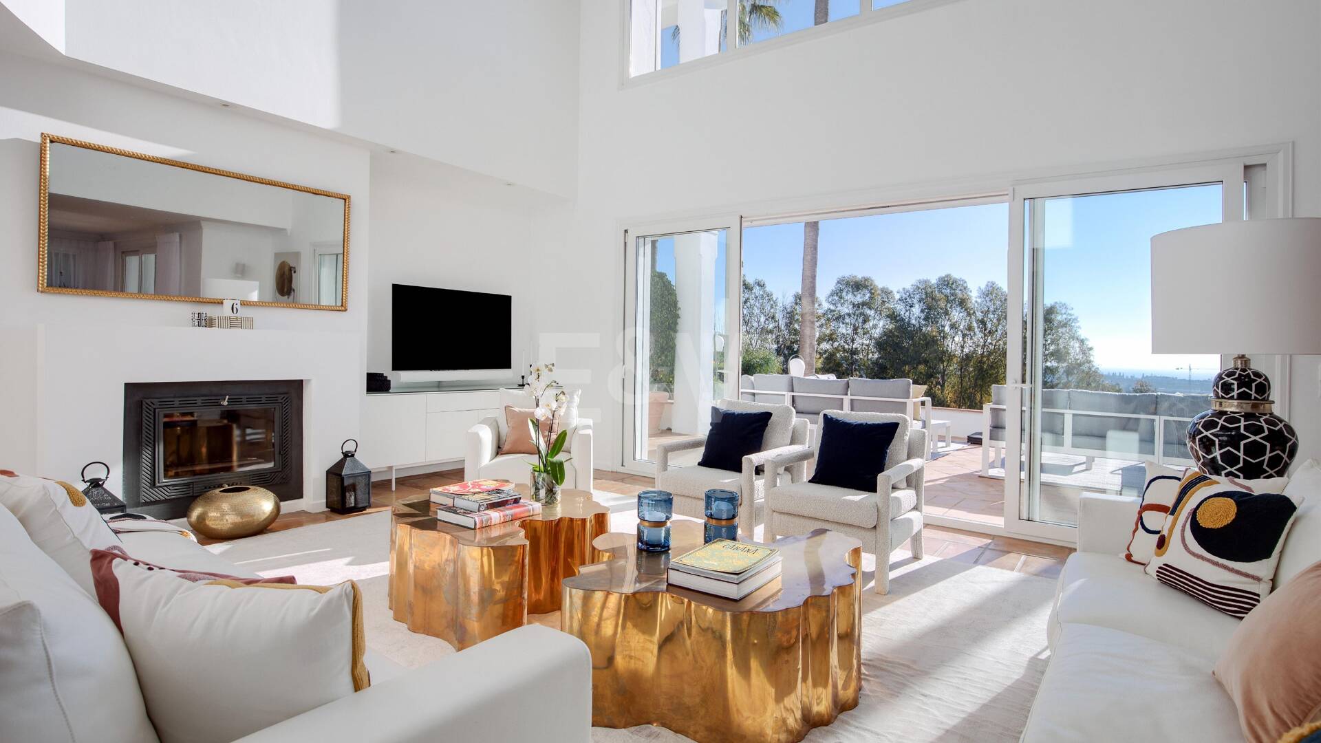 Elegant Villa with Panoramic Sea Views in Río Real