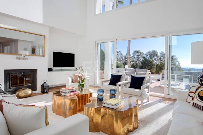 Elegant Villa with Panoramic Sea Views in Río Real