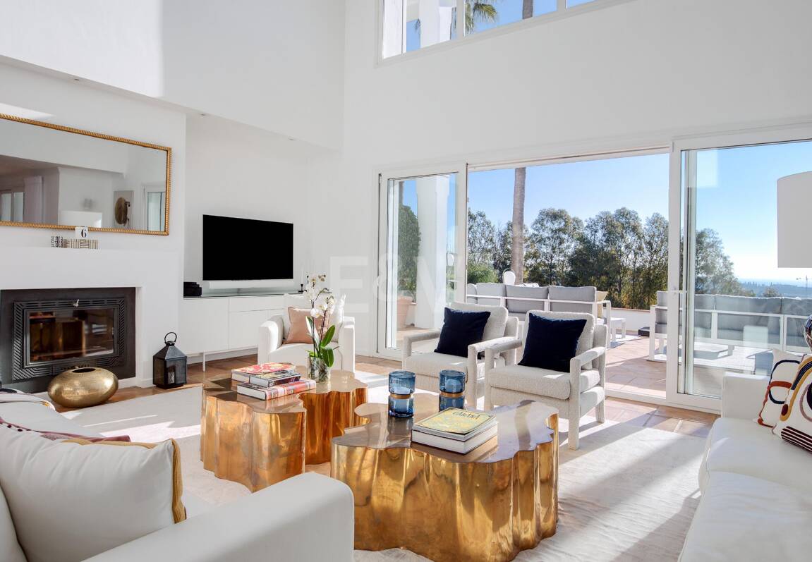 Elegant Villa with Panoramic Sea Views in Río Real