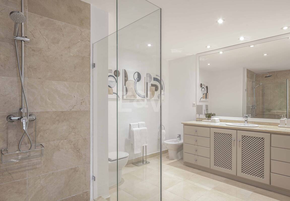 Elegant Villa with Panoramic Sea Views in Río Real