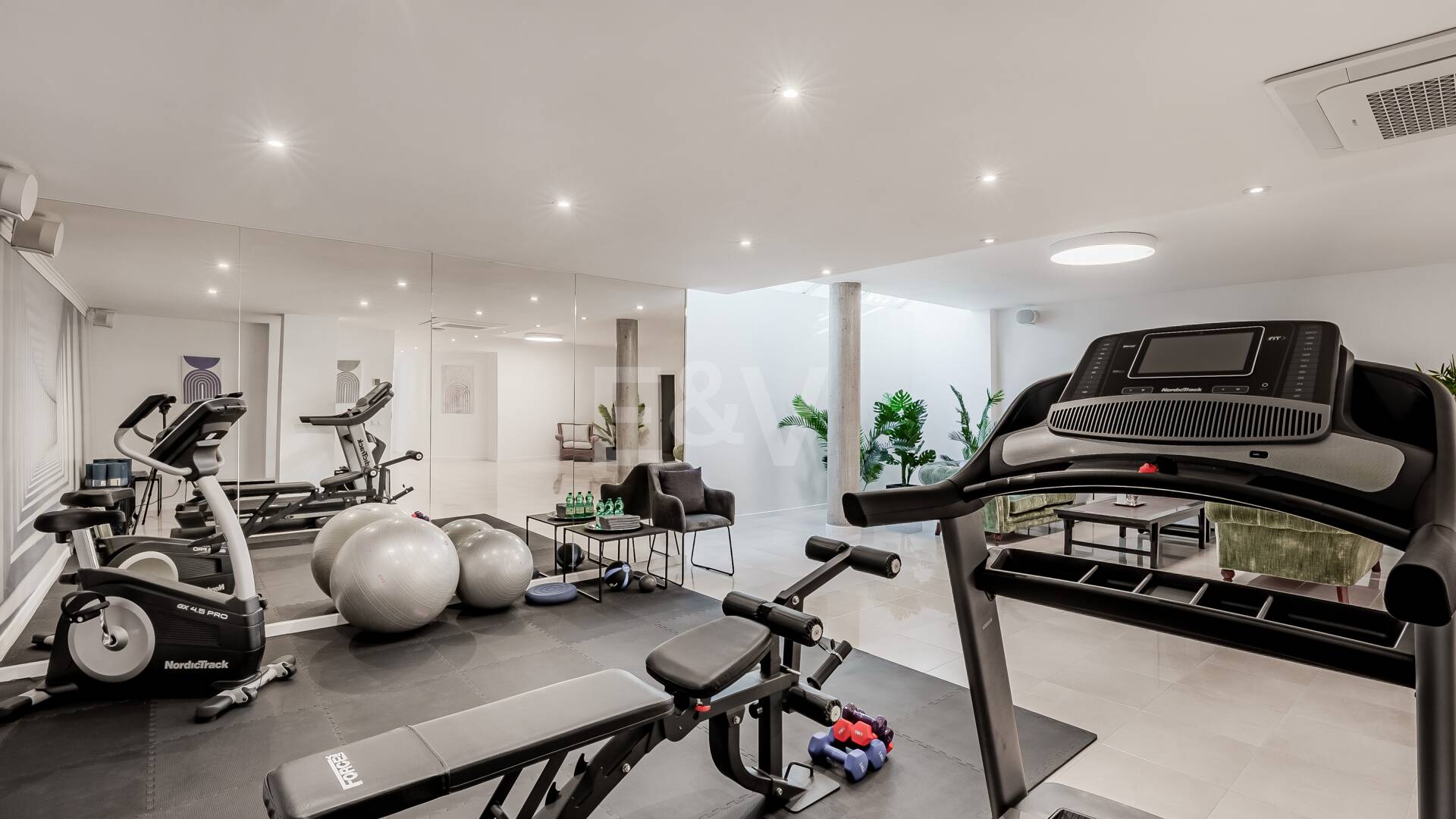 Elegant Villa with Panoramic Sea Views in Río Real