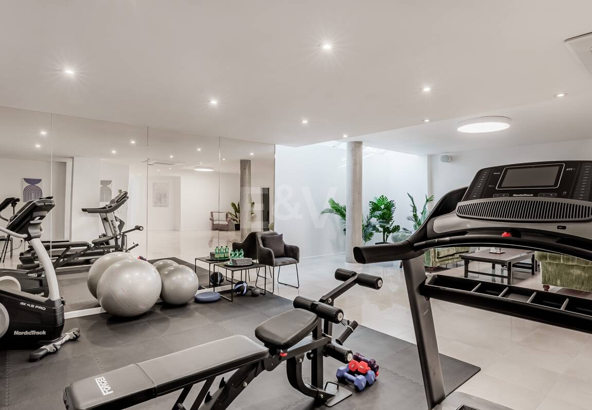 Elegant Villa with Panoramic Sea Views in Río Real