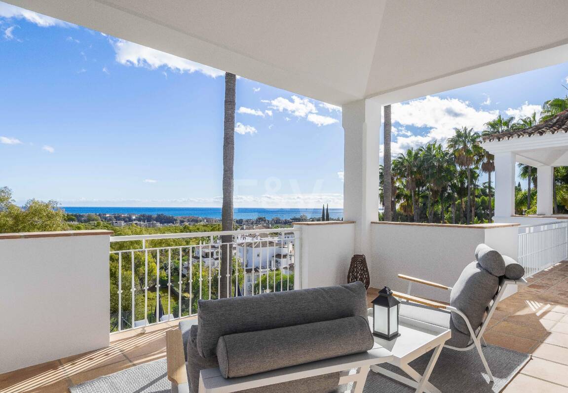 Elegant Villa with Panoramic Sea Views in Río Real