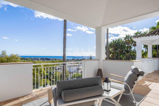 Elegant Villa with Panoramic Sea Views in Río Real