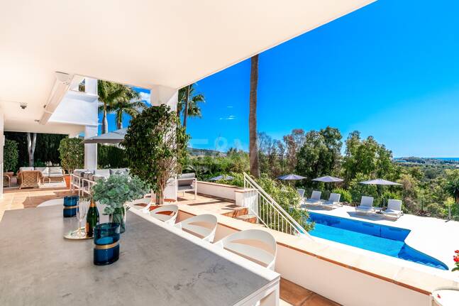 Elegant Villa with Panoramic Sea Views in Río Real