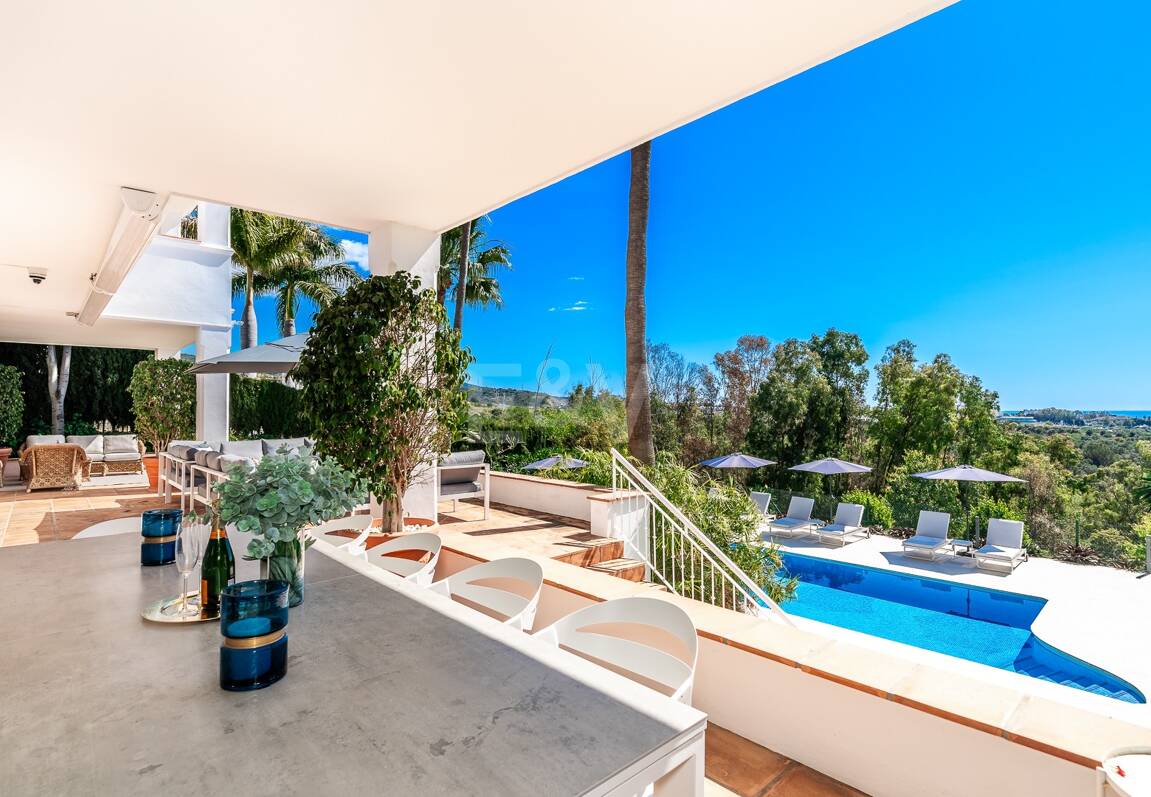 Elegant Villa with Panoramic Sea Views in Río Real