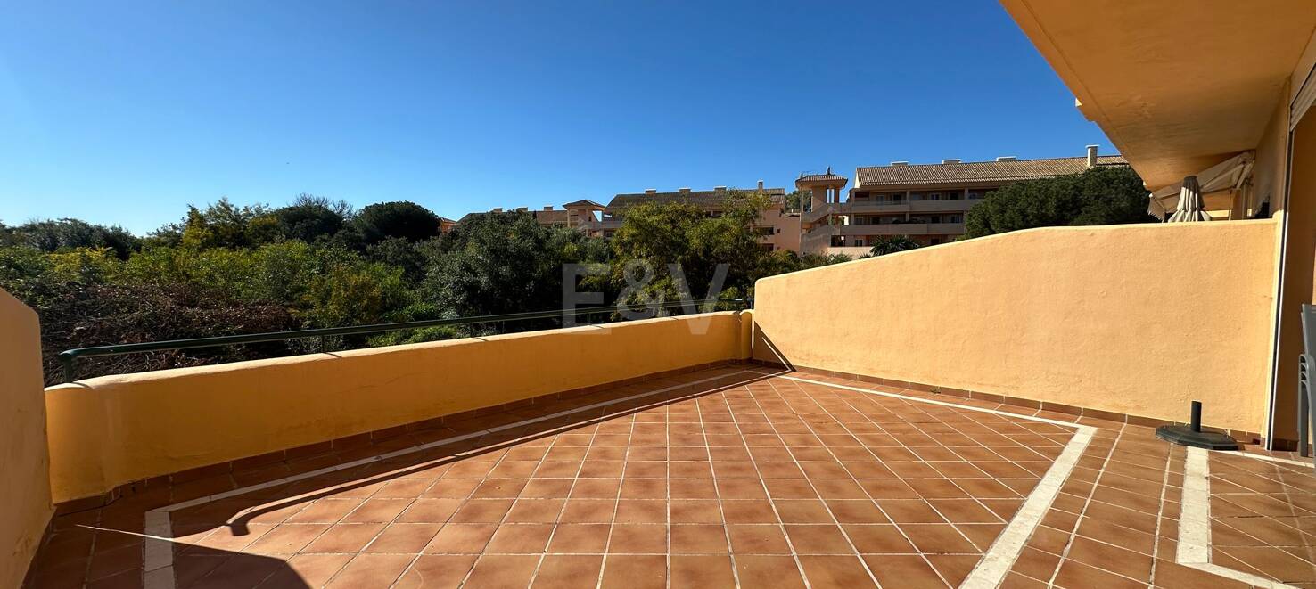 Lägenhet i Elviria med öppen utsikt och gated community tillgänglig för kortfristiga hyror från 800€ / vecka.
