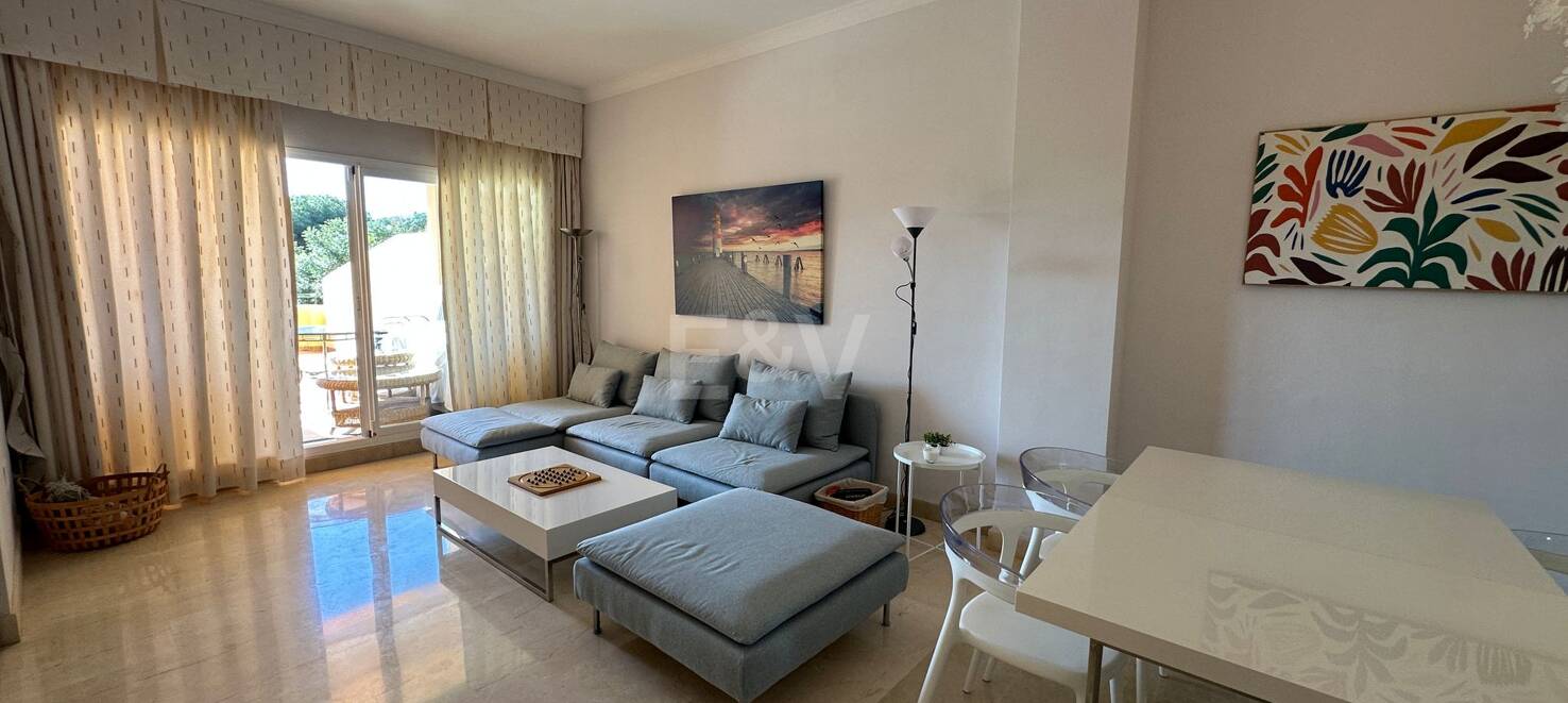 Lägenhet i Elviria med öppen utsikt och gated community tillgänglig för kortfristiga hyror från 800€ / vecka.