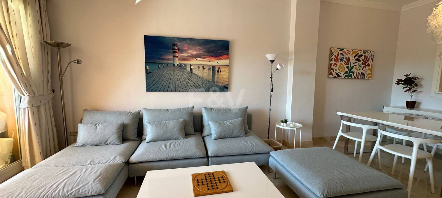 Lägenhet i Elviria med öppen utsikt och gated community tillgänglig för kortfristiga hyror från 800€ / vecka.