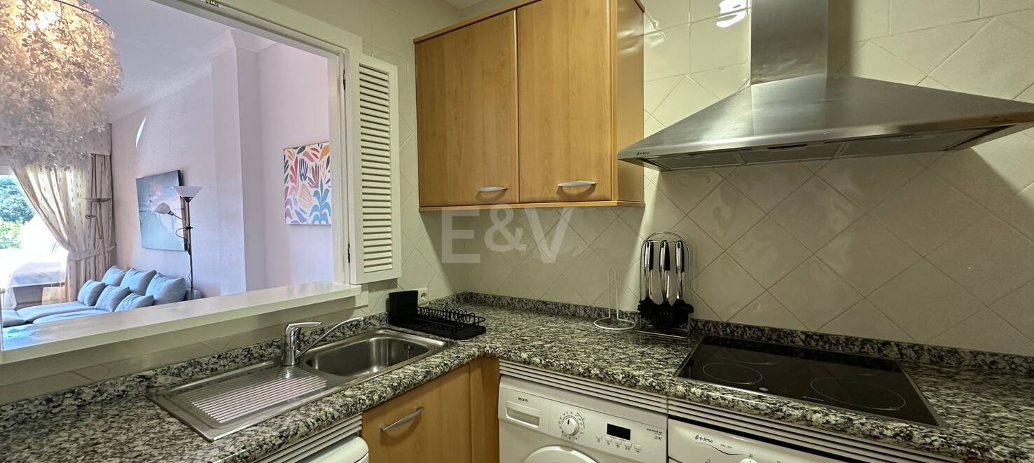 Lägenhet i Elviria med öppen utsikt och gated community tillgänglig för kortfristiga hyror från 800€ / vecka.