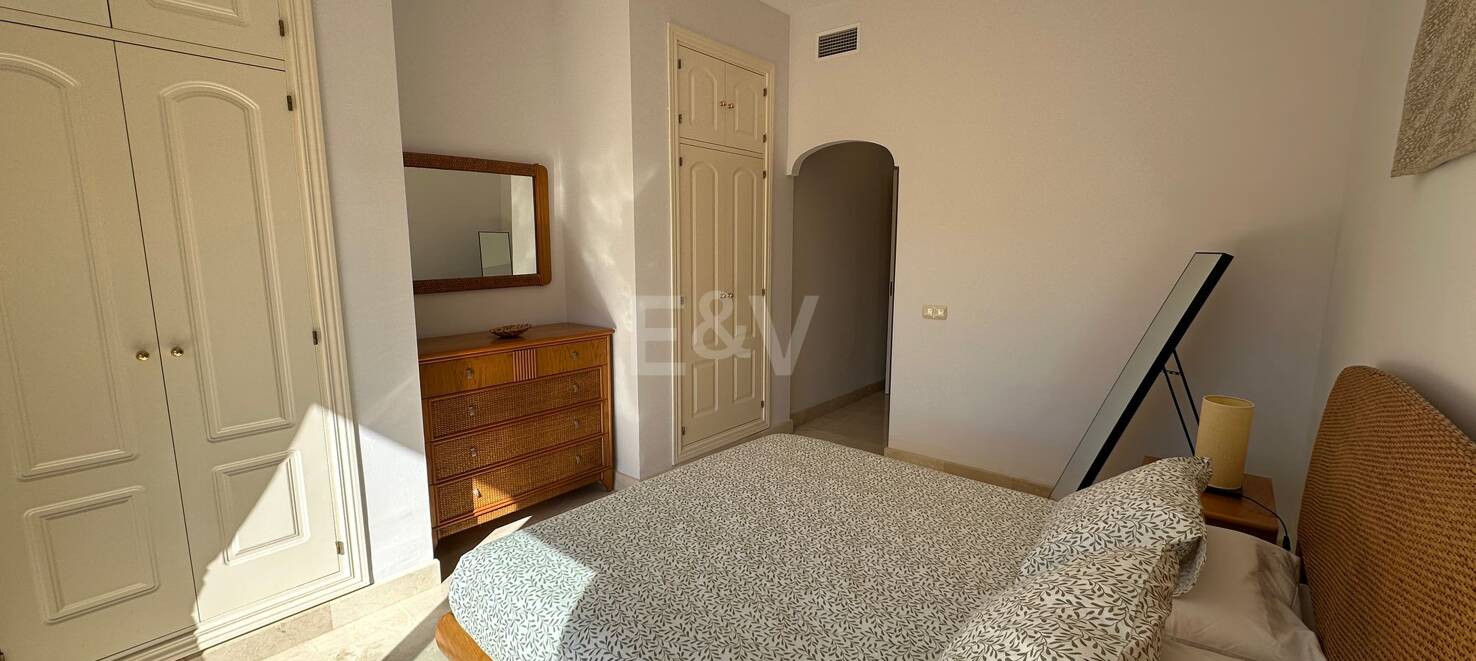 Lägenhet i Elviria med öppen utsikt och gated community tillgänglig för kortfristiga hyror från 800€ / vecka.