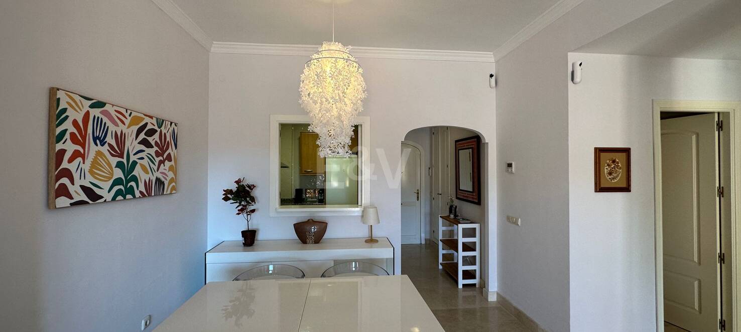 Lägenhet i Elviria med öppen utsikt och gated community tillgänglig för kortfristiga hyror från 800€ / vecka.