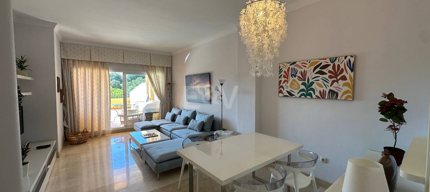 Lägenhet i Elviria med öppen utsikt och gated community tillgänglig för kortfristiga hyror från 800€ / vecka.