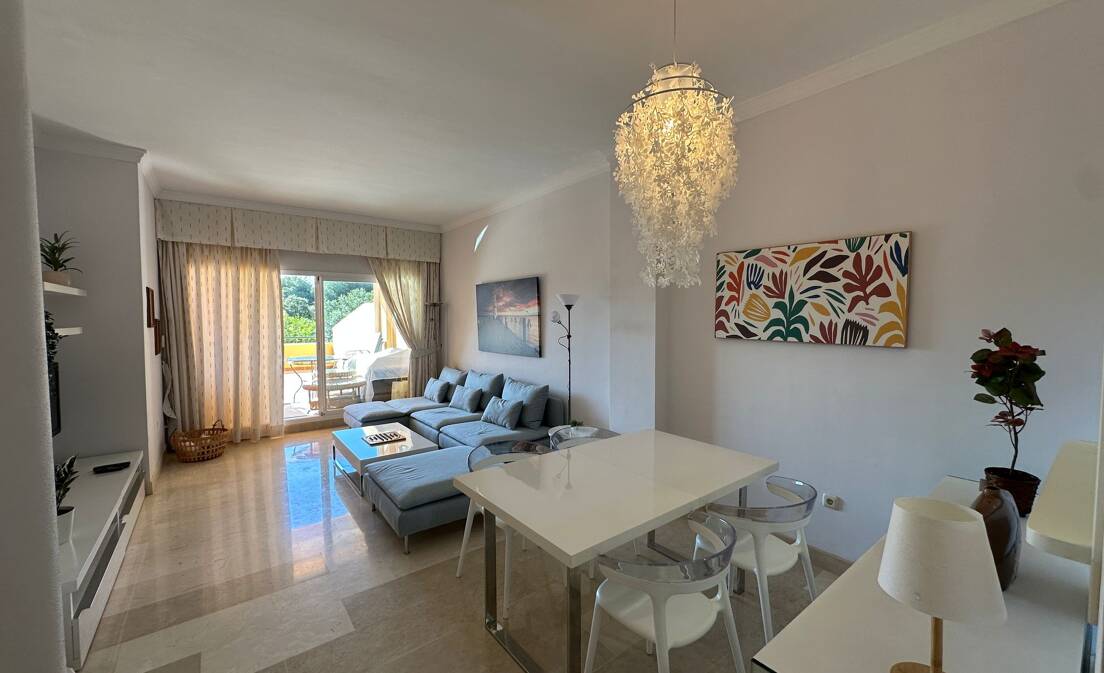 Lägenhet i Elviria med öppen utsikt och gated community tillgänglig för kortfristiga hyror från 800€ / vecka.