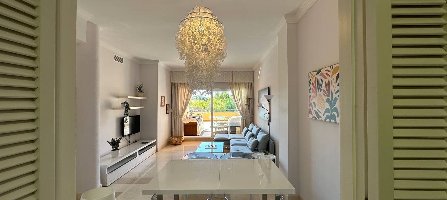 Lägenhet i Elviria med öppen utsikt och gated community tillgänglig för kortfristiga hyror från 800€ / vecka.