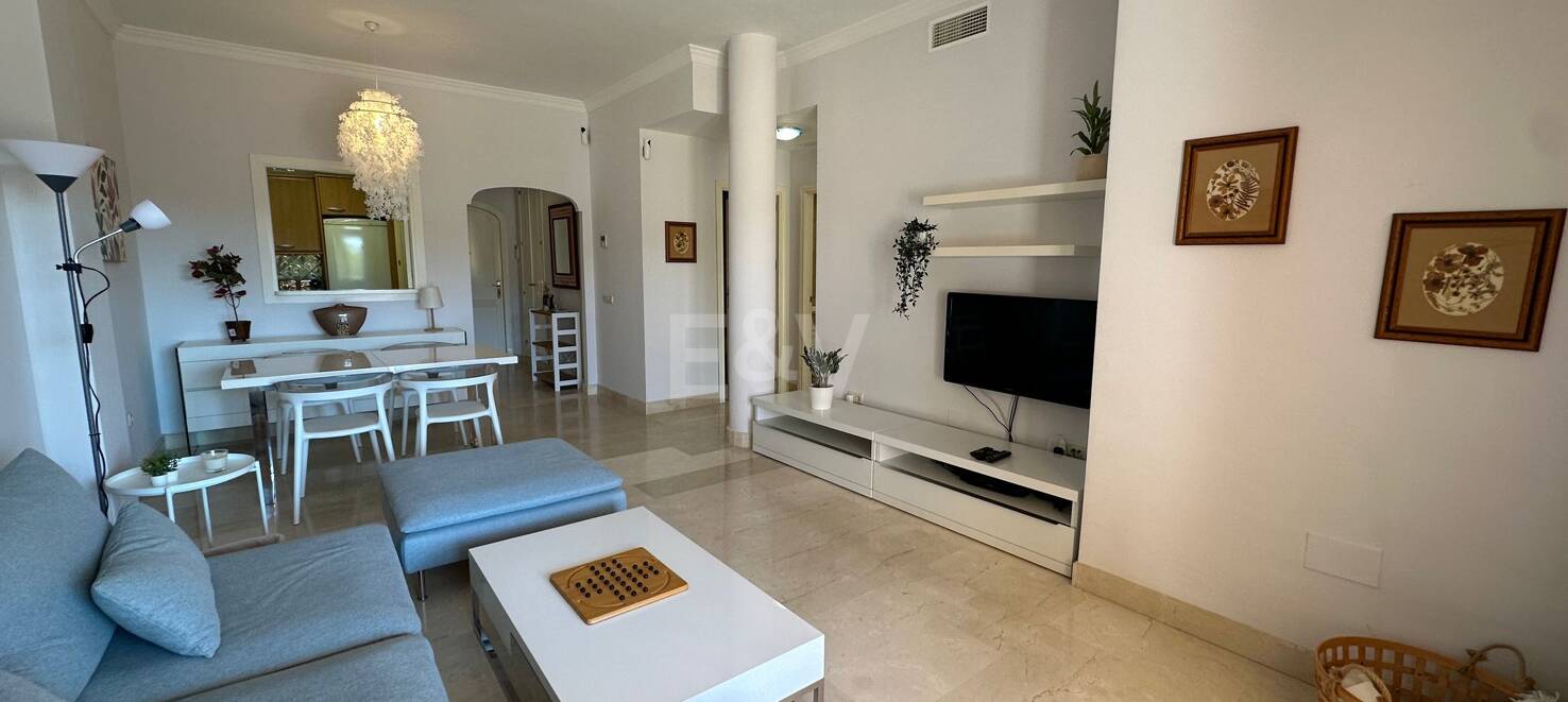 Lägenhet i Elviria med öppen utsikt och gated community tillgänglig för kortfristiga hyror från 800€ / vecka.
