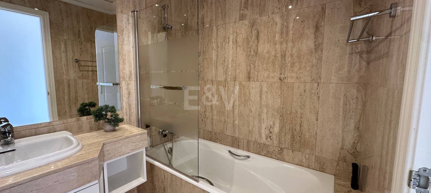 Lägenhet i Elviria med öppen utsikt och gated community tillgänglig för kortfristiga hyror från 800€ / vecka.